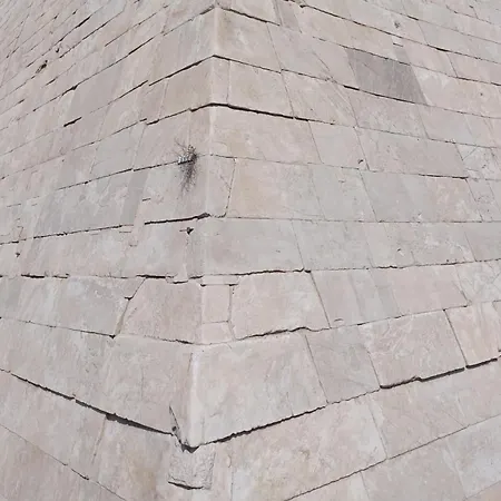 Daire The Golden Pyramid *